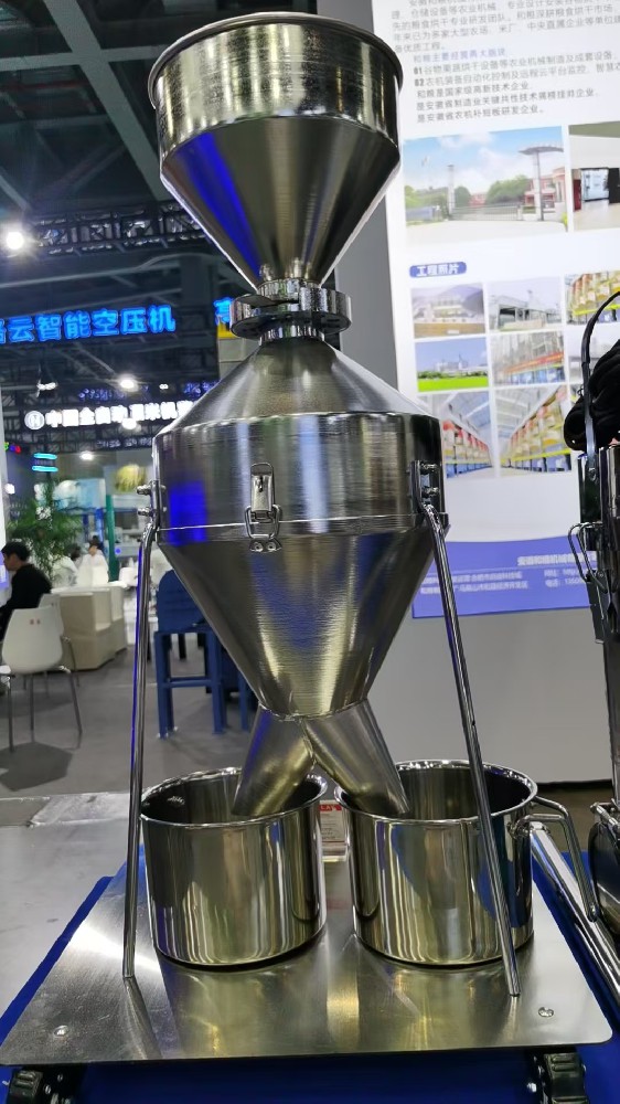 我公司生產(chǎn)的新型不銹鋼移動(dòng)式分樣器隆重上市